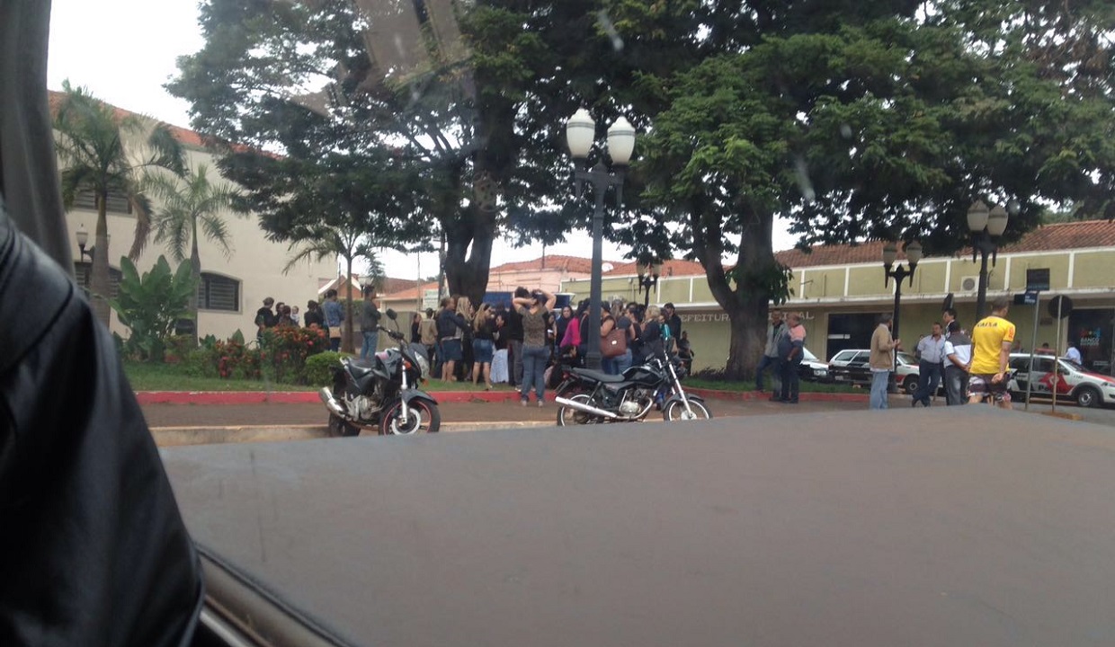 Em greve, funcionários públicos de Barrinha manifestam em frente à Prefeitura Municipal